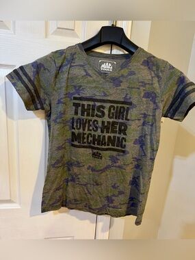 Mac Tools Women’s Camo T-Shirt Sz L This Girl Loves Her Mechanic Graphic NWOT